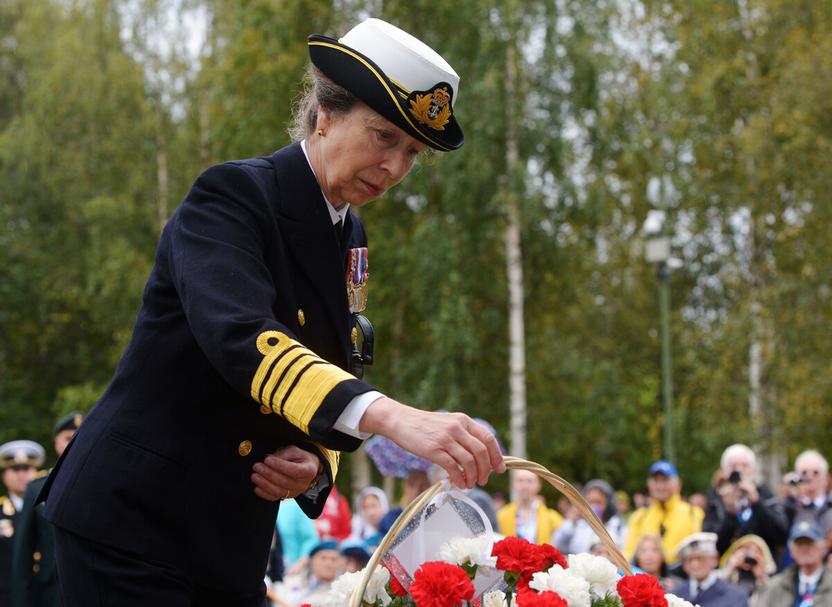 Принцесса Анна возлагает цветы к мемориалу на Британском воинском захоронении Вологодского кладбища в Архангельске