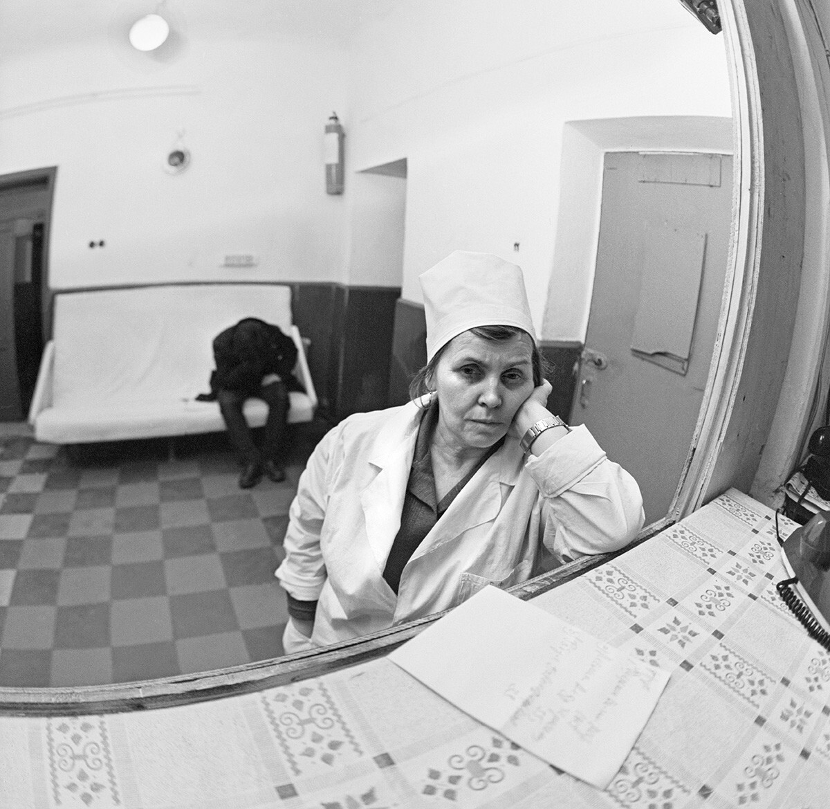 Uni Soviet. RSS Moldavia. Kishinev. 31 Desember 1987. Yevgeniya Fomovna Telipan, seorang paramedis di pusat detoksifikasi medis di Kishinev, di tempat kerjanya
