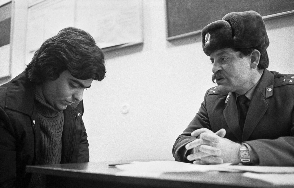 RSS Moldavia. Kishinev. 31 Desember 1987. Inspektur polisi, Letnan Senior Georgy Bottsa (kanan) berbicara dengan Leonid Boiangiu di pusat detoks medis di Kishinev
