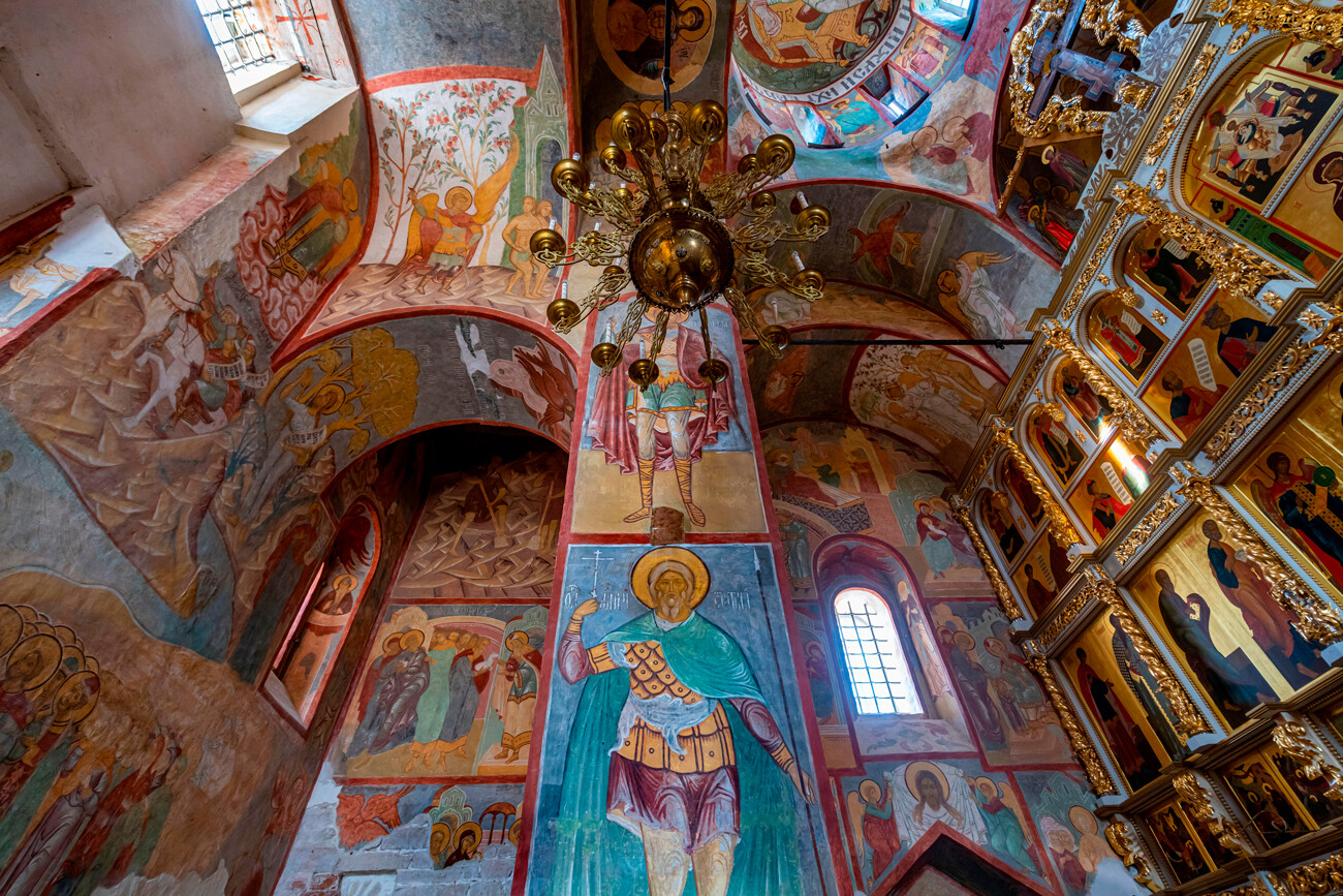 Ikon-ikon di dinding Biara Bogoroditse-Uspenskiy Sviyazhsky.