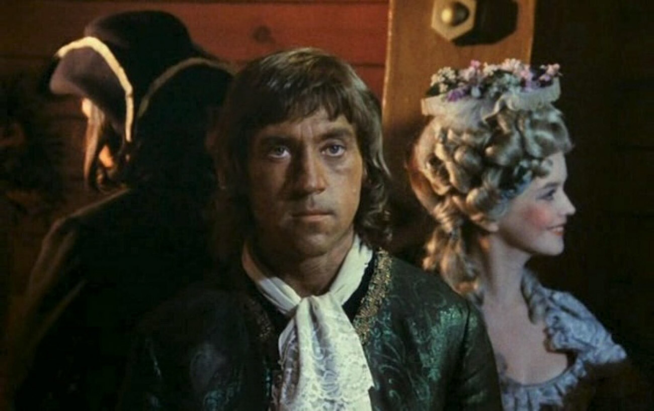 Vladimir Vysotsky sebagai Abram Petrovich Gannibal dalam film “The Moor of Peter the Great”.