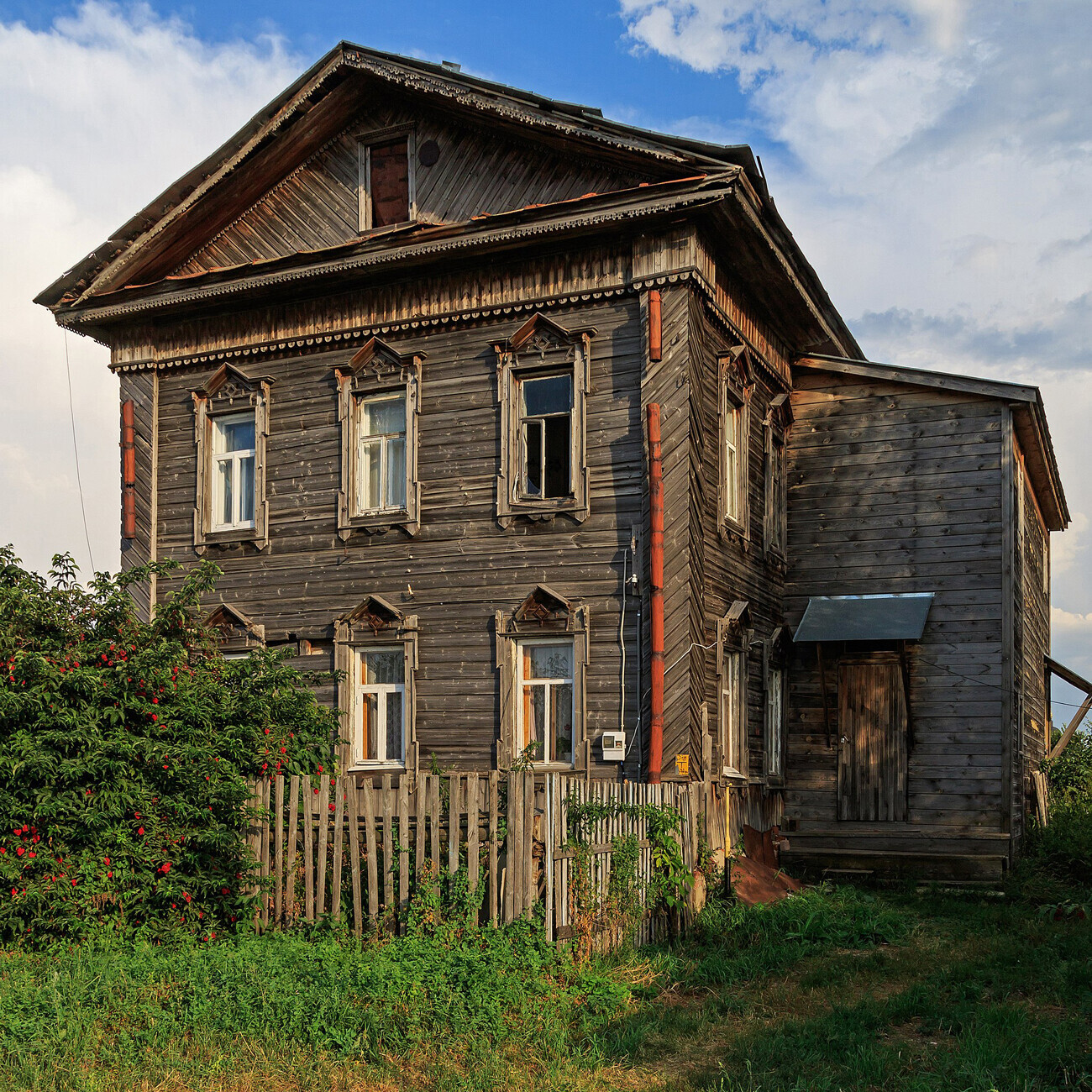 Casa de madeira na rua Nikolskaya

