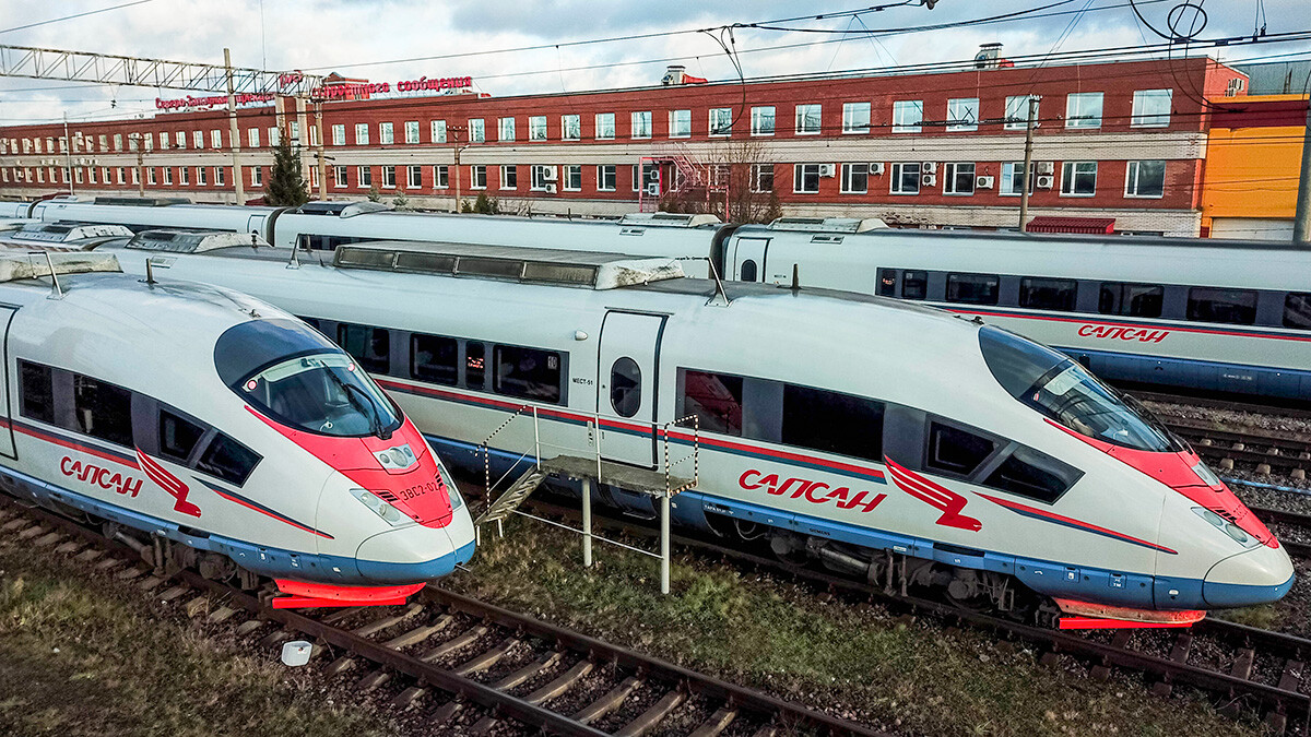 ST PETERSBURG, RUSIJA - 11. NOVEMBER 2021: Hitri visokohitrostni vlaki Sapsan v bližini železniške postaje 