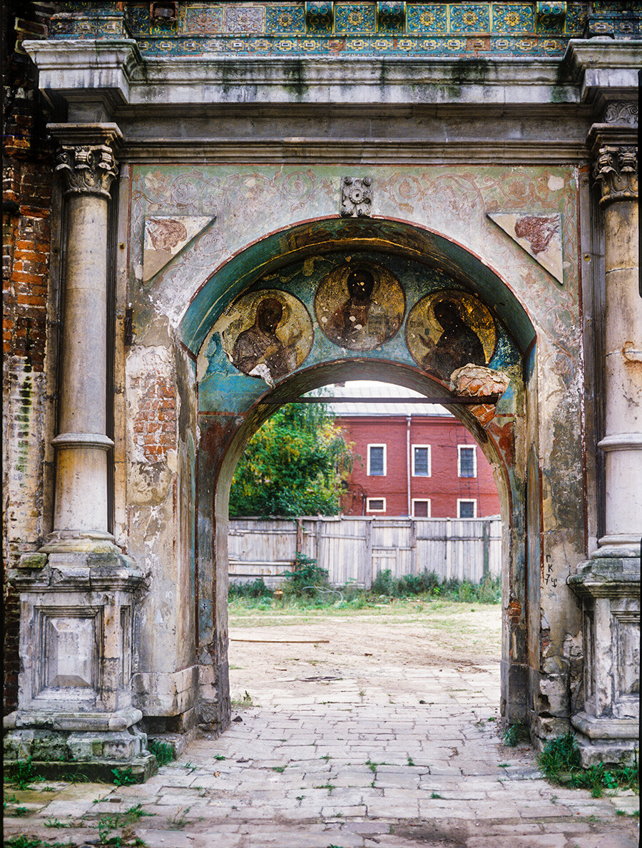 Krutitsy Legation, Holy Gate. Left gateway with Deesis fresco (Mary, Christ, John the Baptist). Visible through gateway: Krutitsy Barracks. March 2, 1980