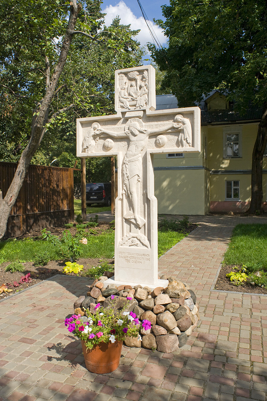 Moscow, Krutitsy. Votive cross placed in 2012 on First Krutitsky Lane to commemorate the gathering of Russian forces in 1612 during the battle for the Kremlin. August 18, 2013
