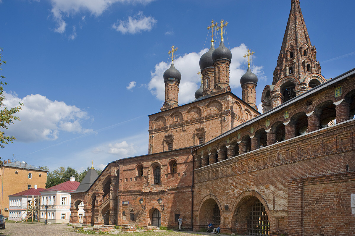 Krutitsy Legation. Gallery leading to Cathedral of the Dormition of the Virgin, southwest view. Far left: 19th-century wooden houses on Krutitsky Street. August 18, 2013