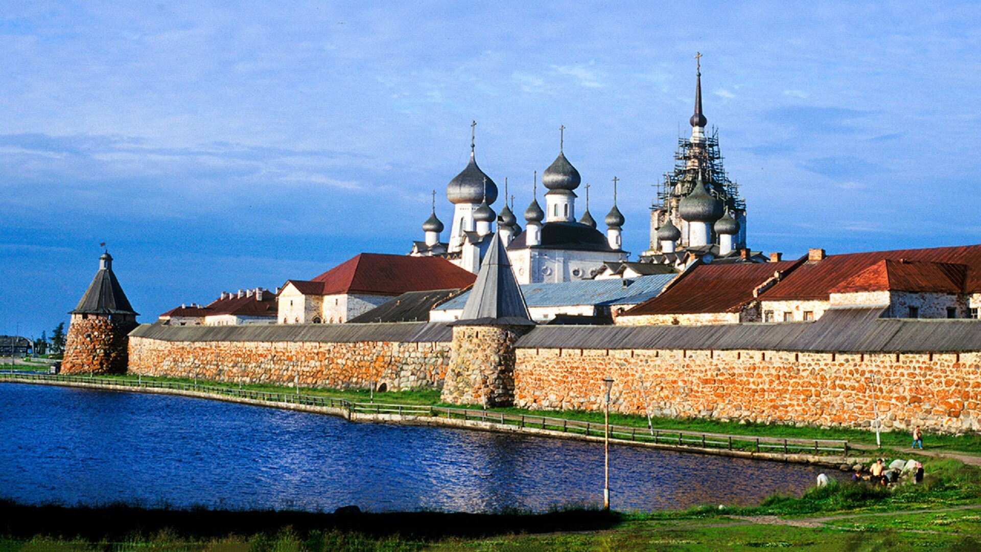 Monastère des Solovki. Mur est avec la tour de l’Archange (à gauche) et la cathédrale de la Transfiguration. Le 26 juillet 1998