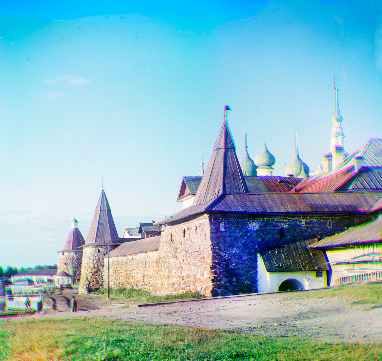 Monastère de la Transfiguration des Solovki. Mur est avec la tour de l’Archange, la tour des Cuisiniers et la tour de la Brasserie de kvas (à droite). Été 1916