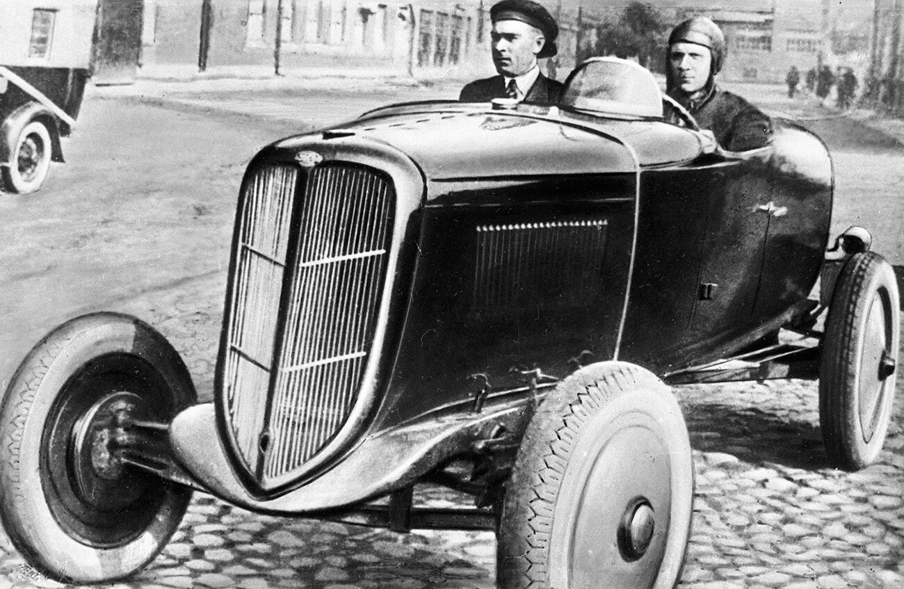 Prvi športni avtomobil, izdelan v Gorkovski tovarni avtomobilov  (GAZ) leta 1938, konstruktor Jevgenij Agitov. Mesto Gorkij 