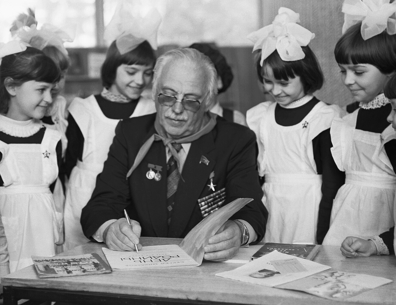 Der Schriftsteller Sergej Michalkow bei einem Treffen mit seinen kleinen Lesern.