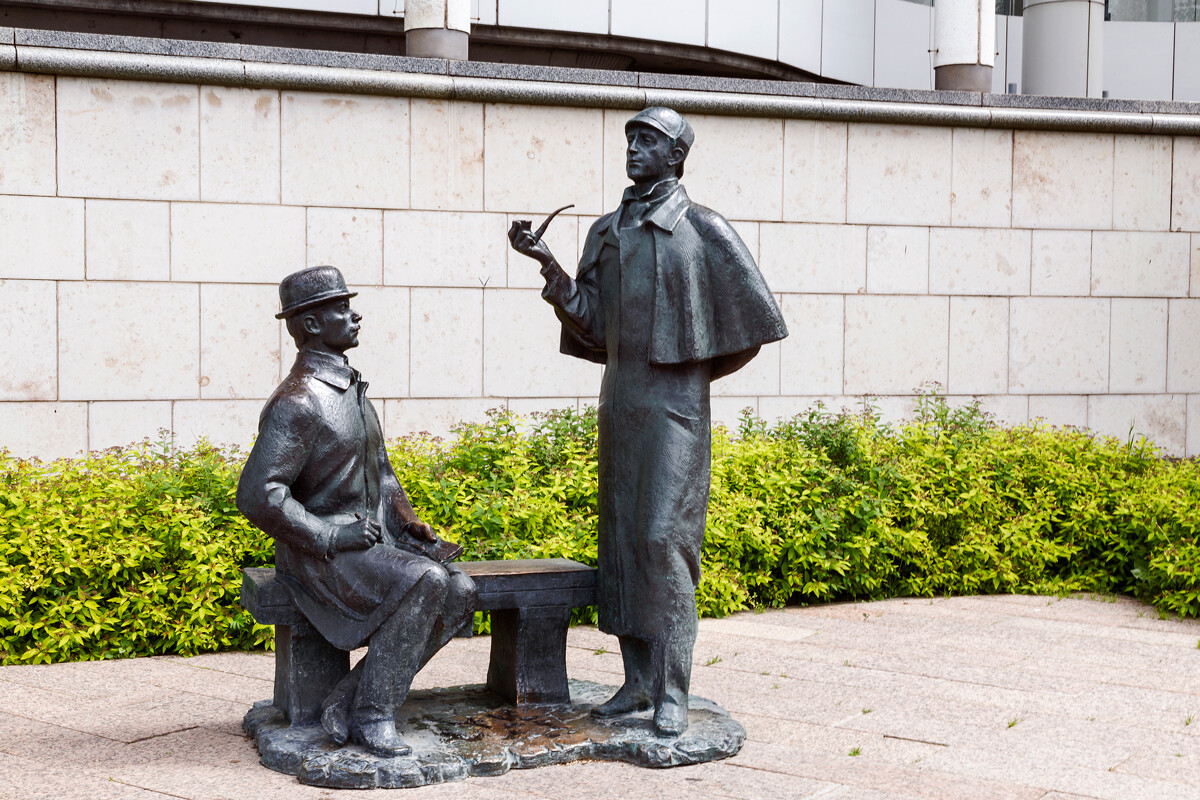 Spomenik Sherlocku Holmesu in doktorju Watsonu v Moskvi 