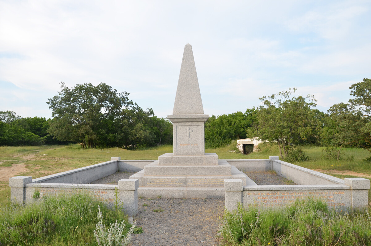 Obelisk na bojišču v spomin na padle britanske, francoske in ruske vojake, postavljen leta 1856 
