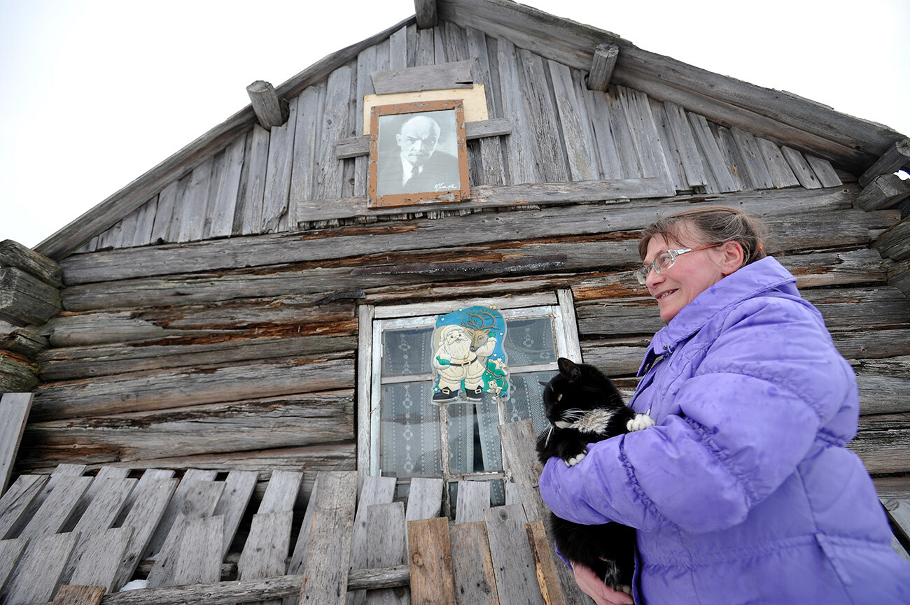 Murmanska regija. 4. april 2016. Lokalna prebivalka pred svojim domom v vasi Kaškaranc v Terskem okrožju.