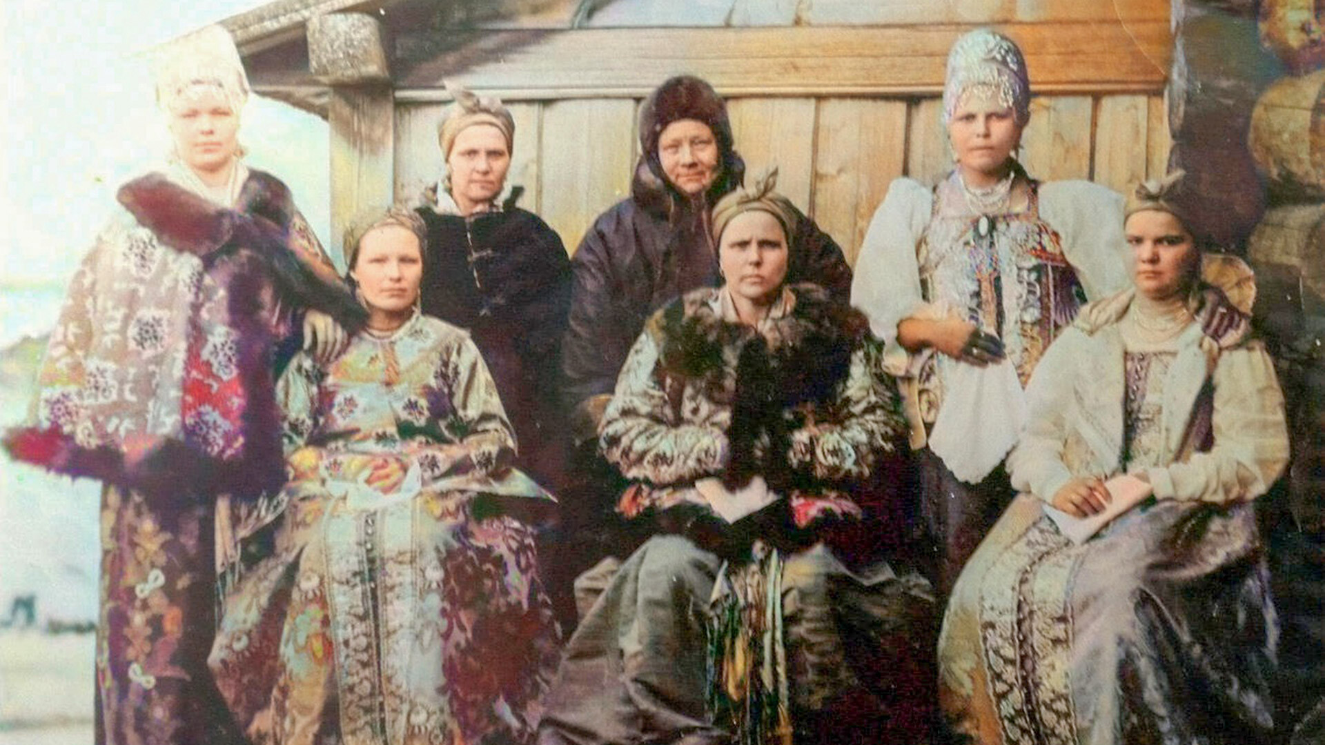 Поморские женщины в народных костюмах.