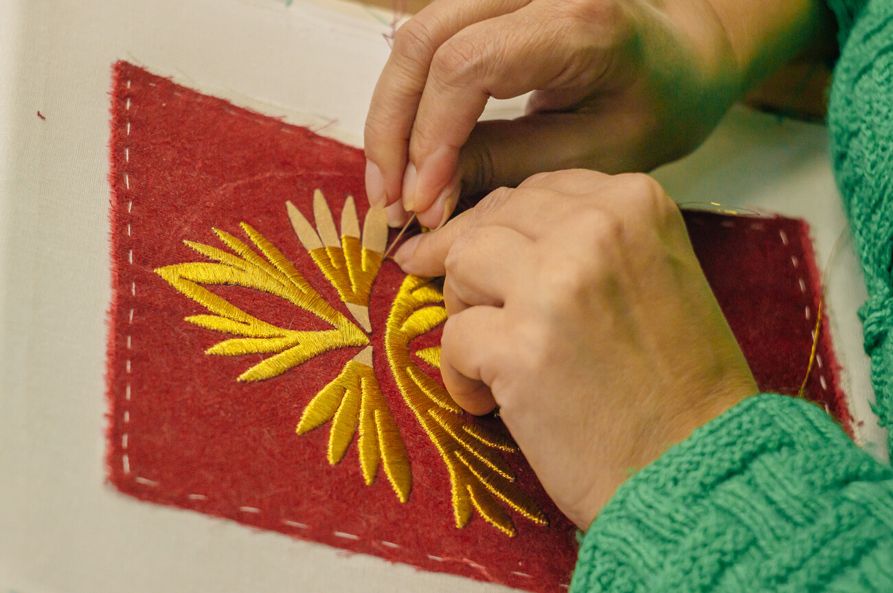 Studying the gold embroidery in Belomorsk.