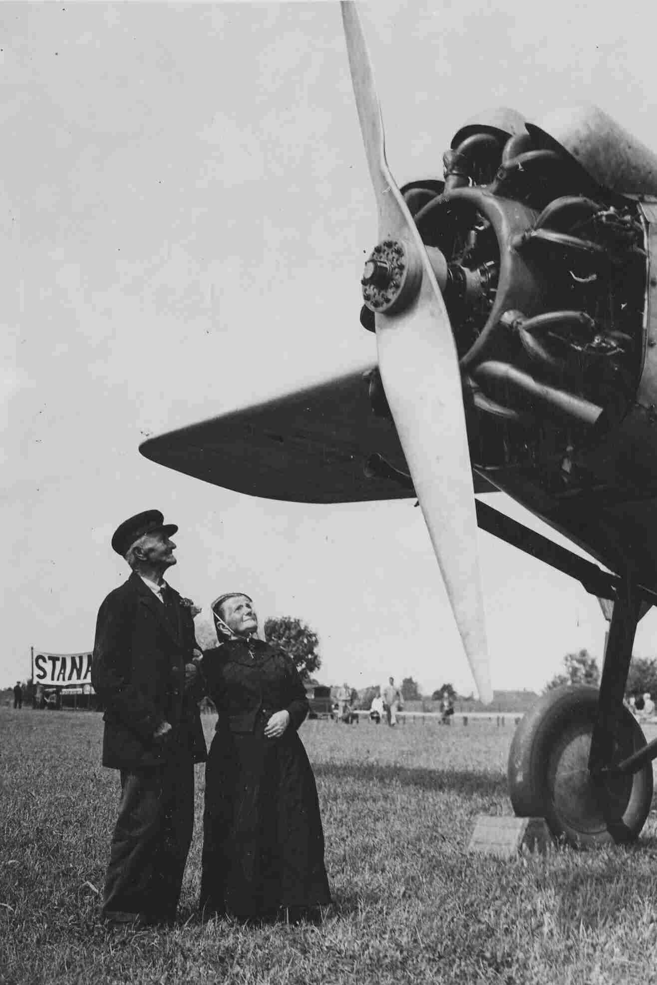 Nizozemski kmetje si ogledujejo letalo na motor Bristol Jupiter, iz katerega naj bi se razvil Švecov M-22.