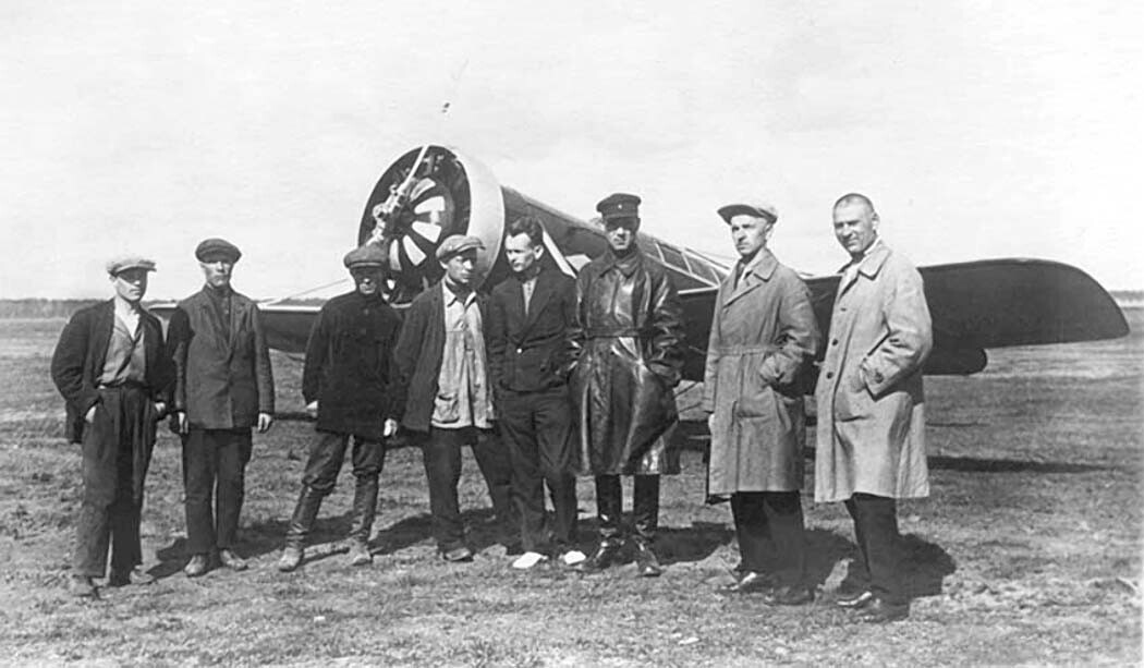 A.S. Jakovlev in skupina konstruktorjev v bližini letala 'AIR-7'