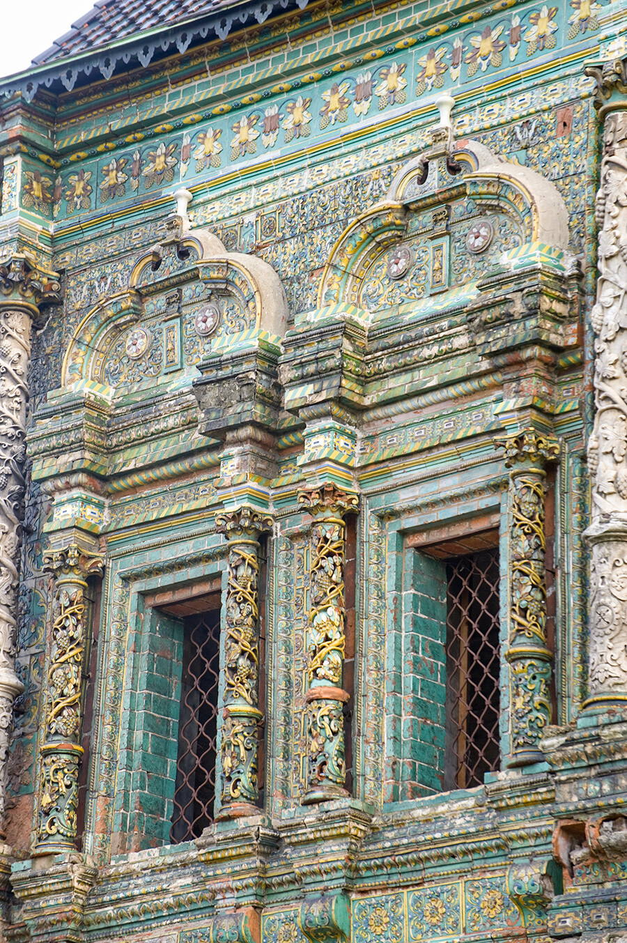 Il teremok sopra la Porta Santa. Facciata nord, coppia di finestre a sinistra incorniciate da piastrelle in ceramica e colonne scolpite. 16 luglio 2016
