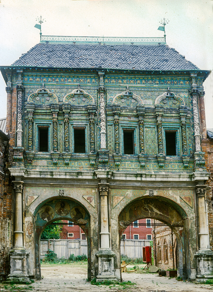 Corte Krutitsij. Il teremok sopra la Porta Santa. Vista nord con piastrelle in ceramica. Attraverso la porta si intravede la Caserma Krutitsij. 2 marzo 1980
