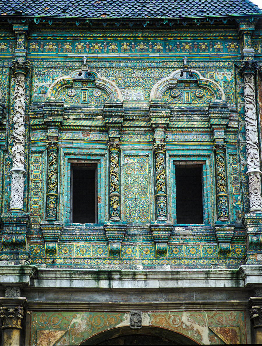 Il teremok sopra la Porta Santa. Facciata nord, coppia di finestre incorniciate da piastrelle in ceramica e colonne scolpite. 2 marzo 1980
