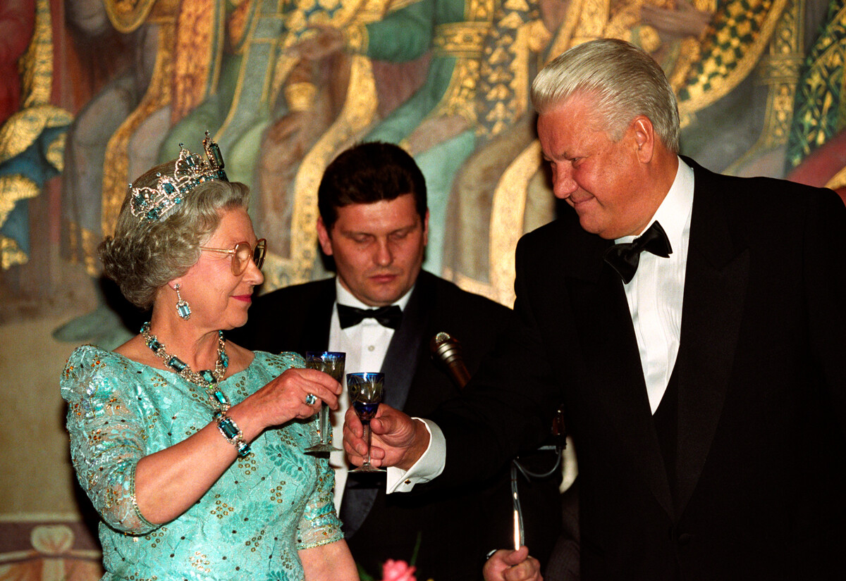 18 octobre 1994. La reine et le président russe Boris Eltsine portent un toast lors d'un banquet au Kremlin, à Moscou, à la fin de la première journée complète de sa visite d'État en Russie.