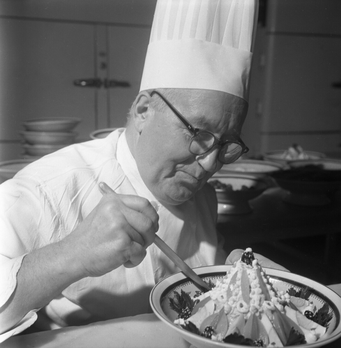 Шеф-повар ресторана гостиницы «Москва» Григорий Павлович Ермилин наносит последние штрихи в созданный им салат «Столичный».
