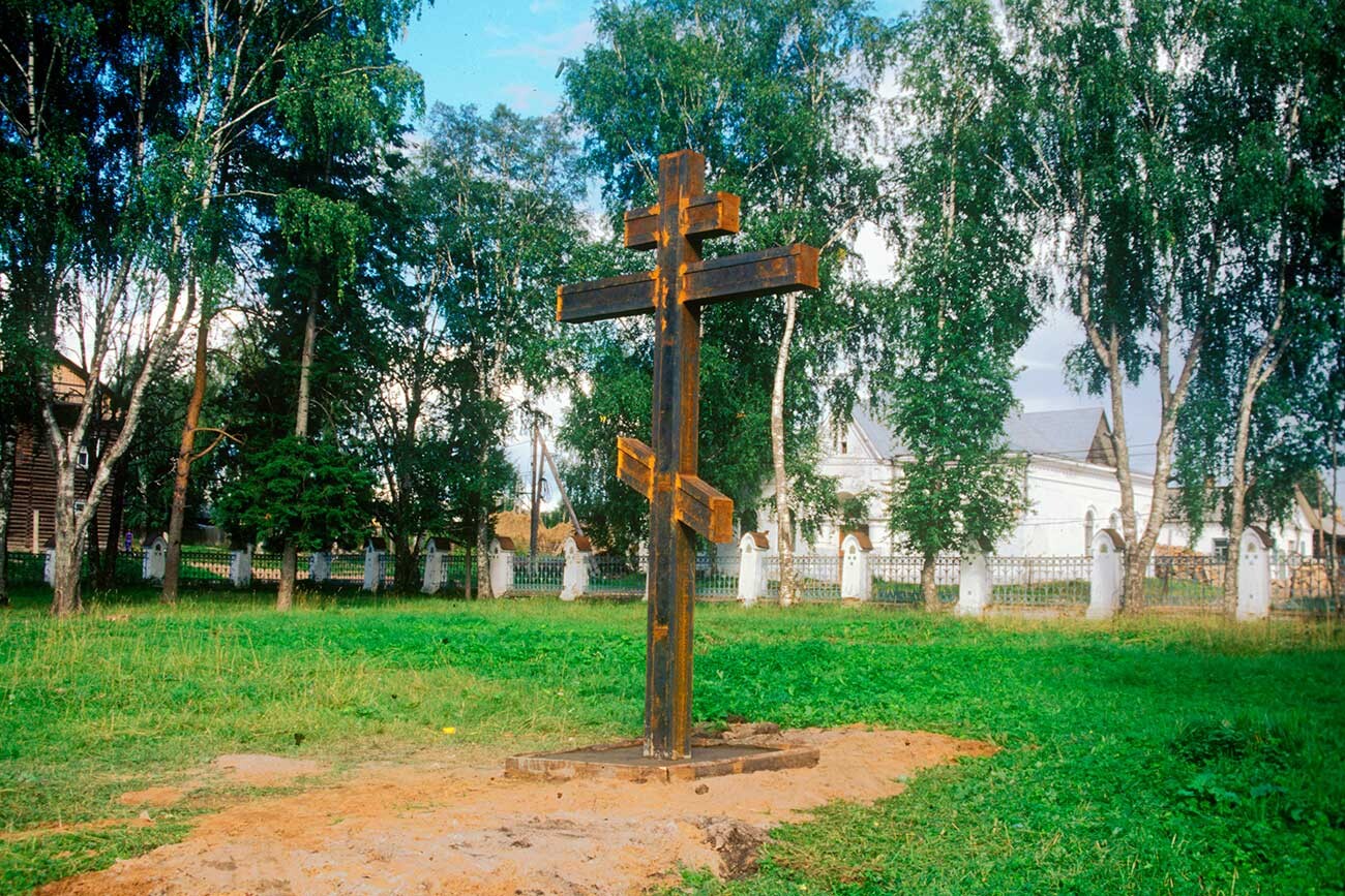 Nyrob. Croix commémorative sur le site du sanctuaire de Michel Nikititch Romanov. Août 2000