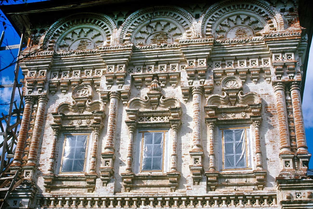 Église Saint-Nicolas, façade sud, niveau supérieur, détails décoratifs. Août 2000 


