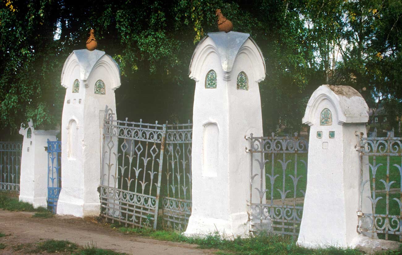 ​Clôture avec céramiques ornementales placée autour du sanctuaire de Michel Nikititch Romanov en l’honneur du tricentenaire des Romanov (1913). Août 2000 

