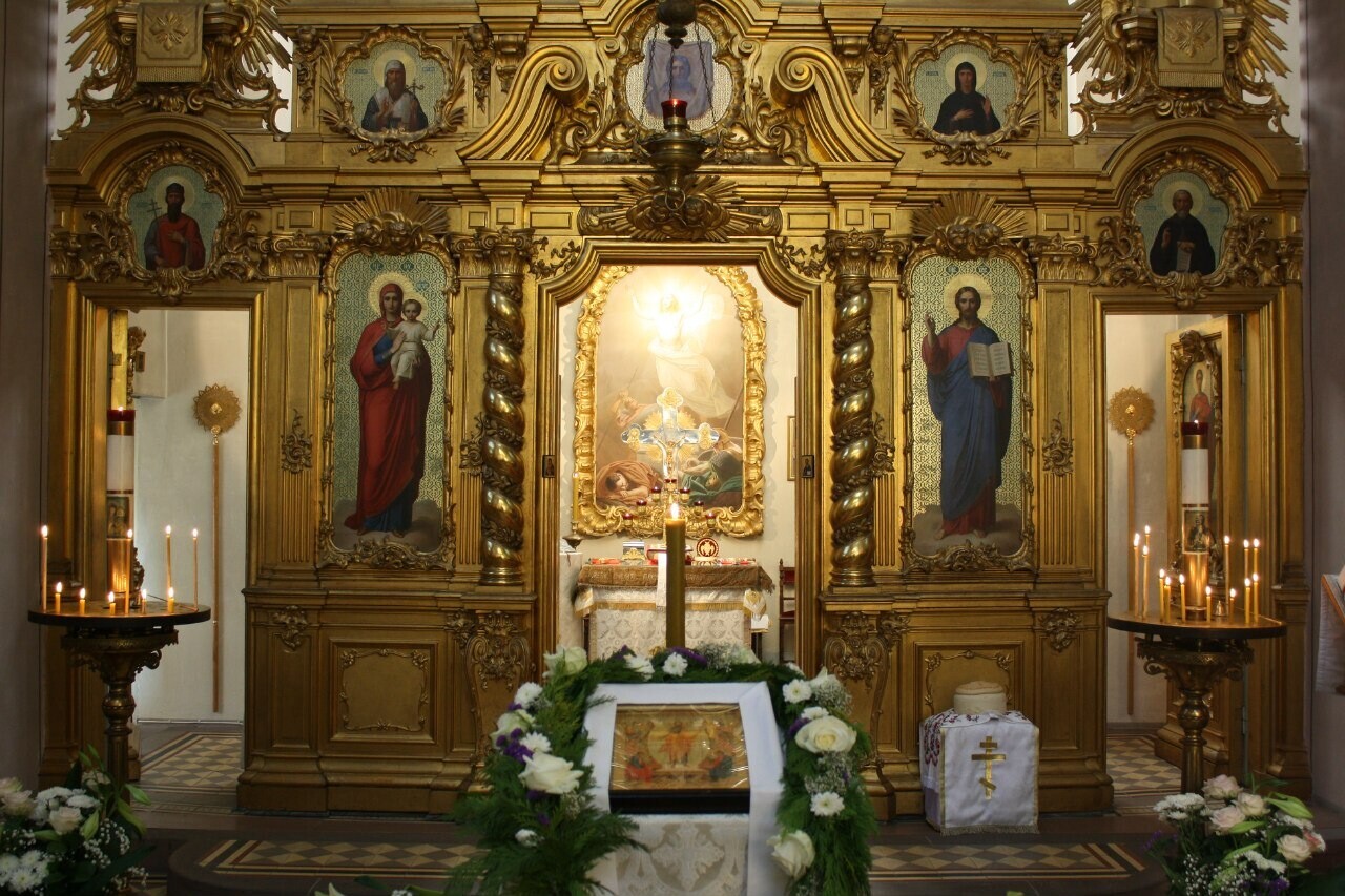Mimbar dan ikonostasis Gereja Saint Alexandra
