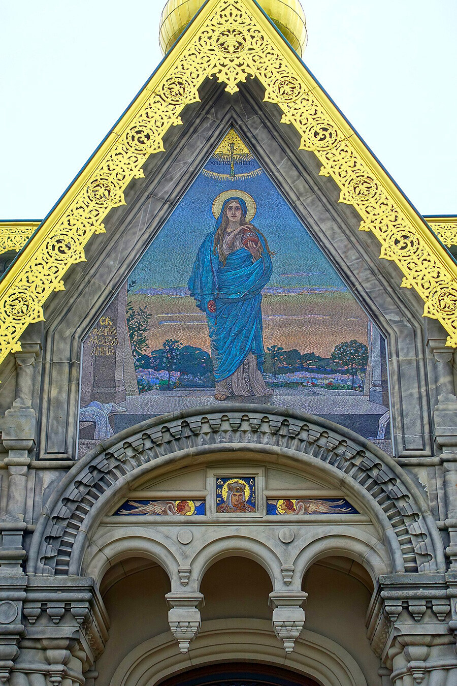Mosaik Viktor Vasnetsov di atas pintu masuk kapel Rusia di Darmstadt
