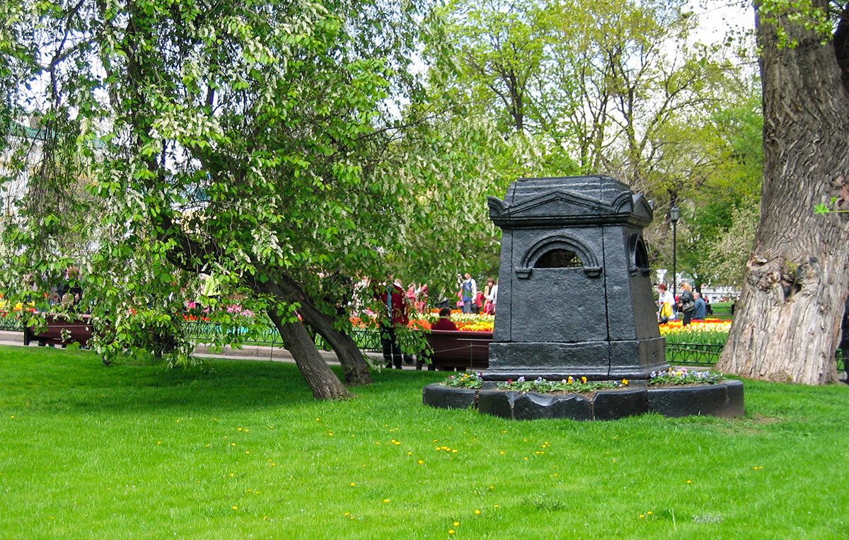 Colector del río Neglínnaia en el Jardín Alexander, Moscú 
