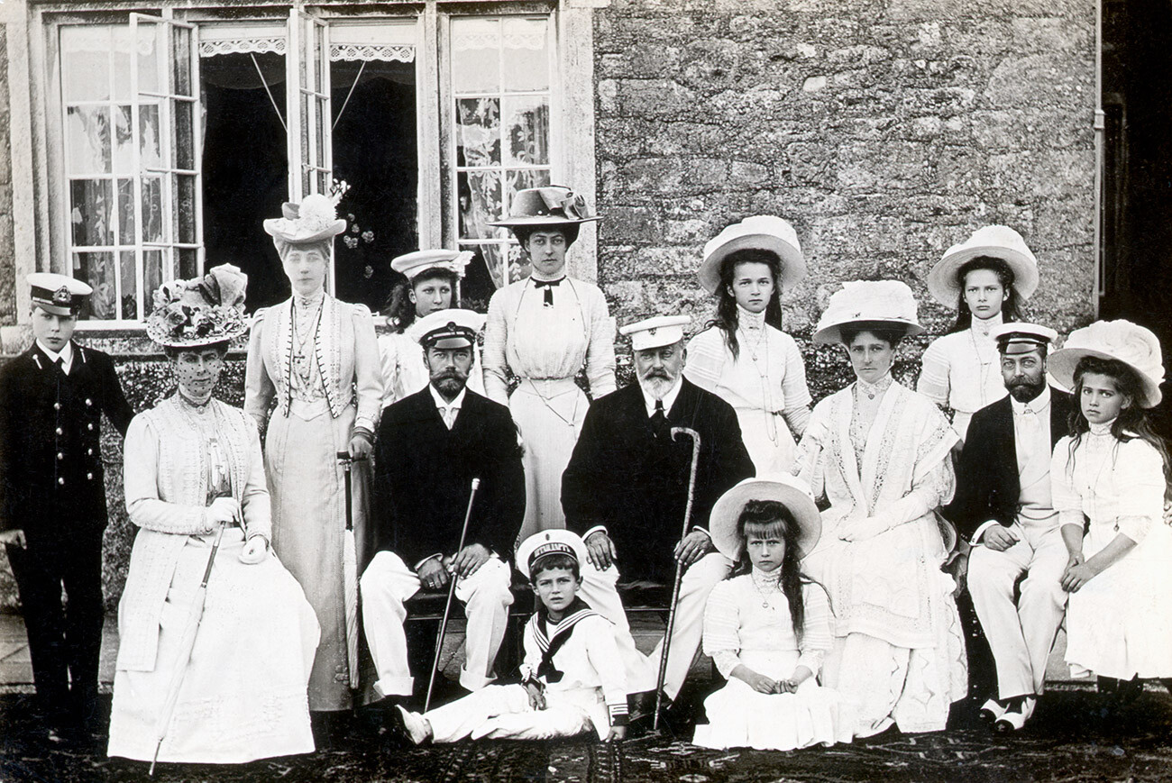 Tres generaciones de dos familias reales en la Isla de Wight en 1909.
