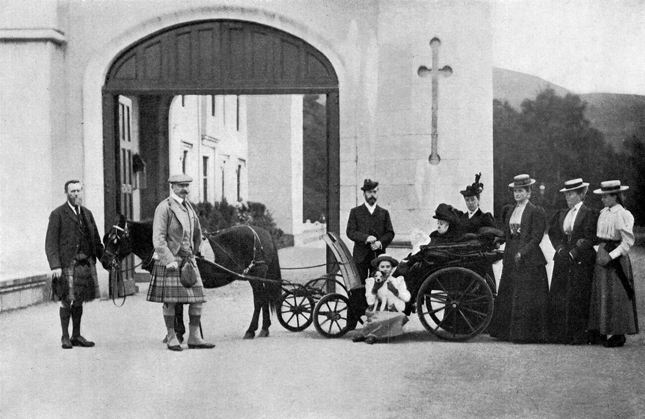 La regina Vittoria accoglie lo zar Nicola II a Balmoral, la residenza privata della Famiglia reale britannica, 1896
