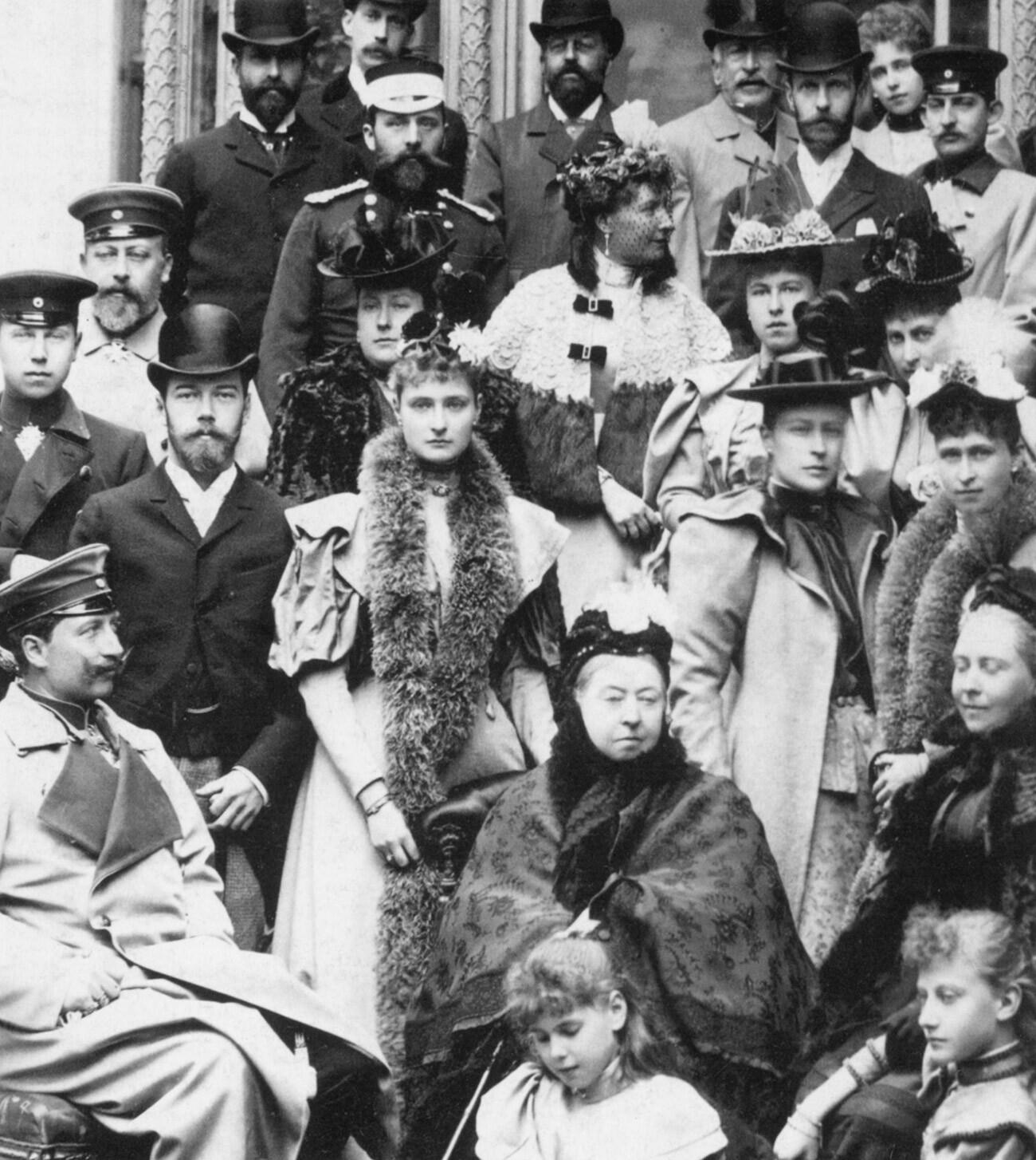 La regina Vittoria (1819-1901) e alcuni dei suoi discendenti (Aleksandra e Nicola II di Russia sono nella foto alla sinistra della sovrana)