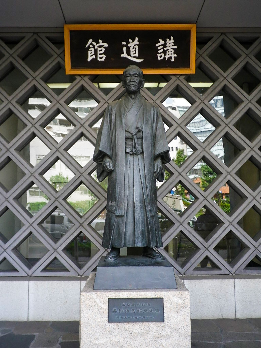 Estátua de Kanō Jigoro do lado de fora do Instituto Kodokan, em Tóquio