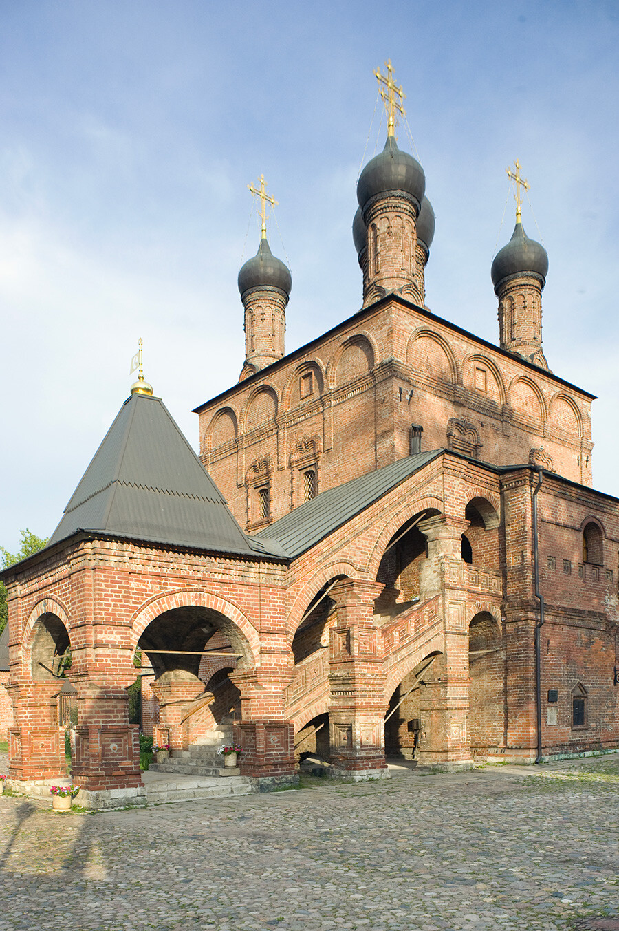 Légation de Kroutitsy. Cathédrale de la Dormition de la Vierge. Vue nord-ouest avec le porche d’entrée. 16 juillet 2016