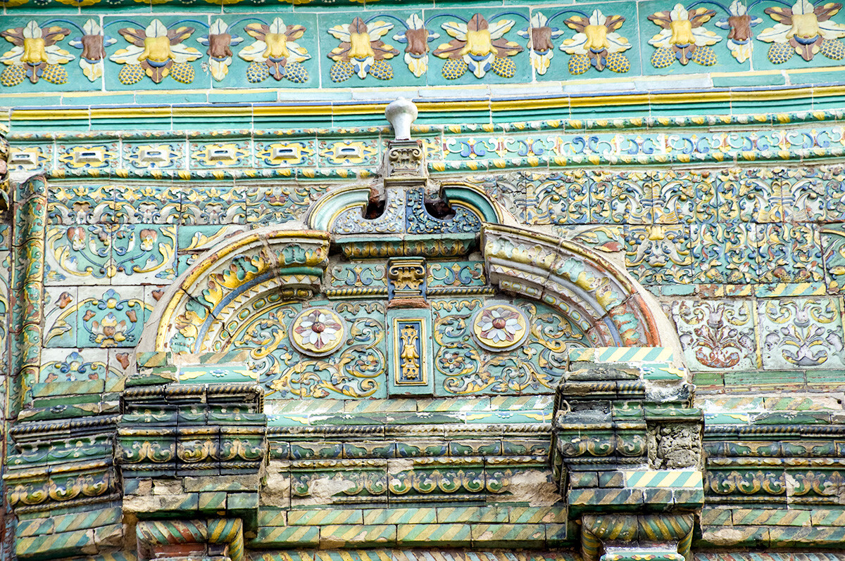 «Teremok» au-dessus de la Porte Sainte. Façade nord, étage supérieur, fronton de fenêtre recouvert de carreaux de céramique. 16 juillet 2016