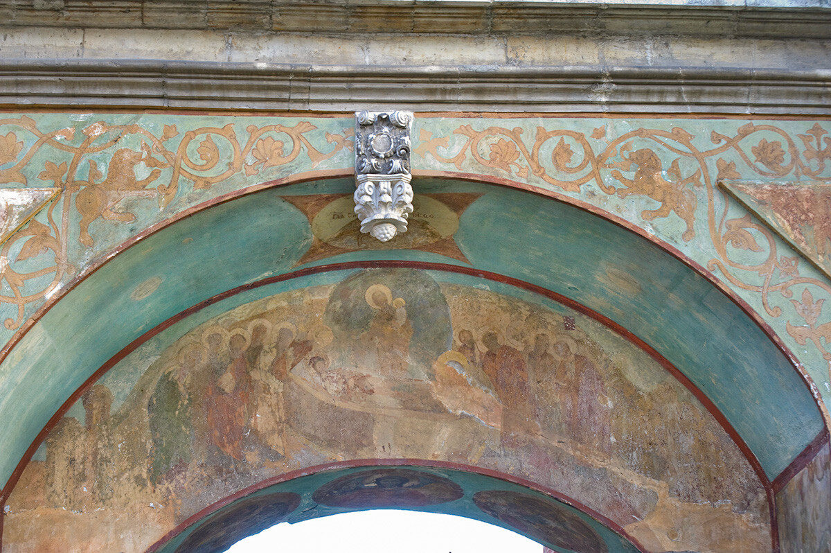 Légation de Kroutitsy, Porte Sainte. Porte droite avec fresque de la Dormition de la Vierge. 2 mars 1980