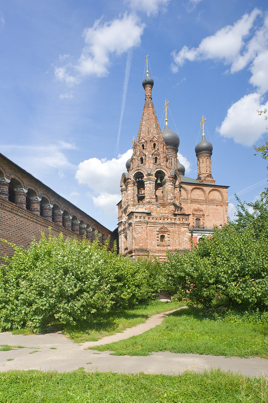 Légation de Kroutitsy. Galerie menant au clocher et à la cathédrale de la Dormition, vue sud. 18 août 2013
