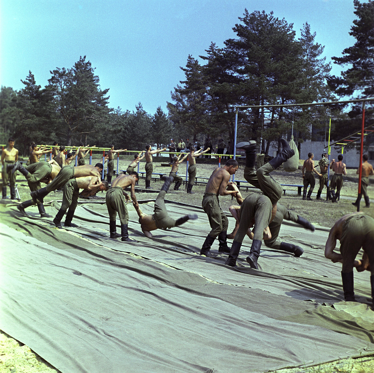 Pasukan penerjun payung Soviet berlatih Sambo.