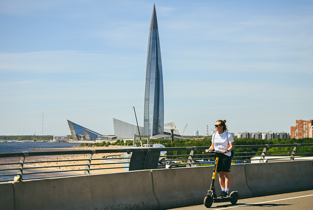 Александра Војнова, руска спортисткиња у велодромском бициклизму, на Јахтеном мосту.