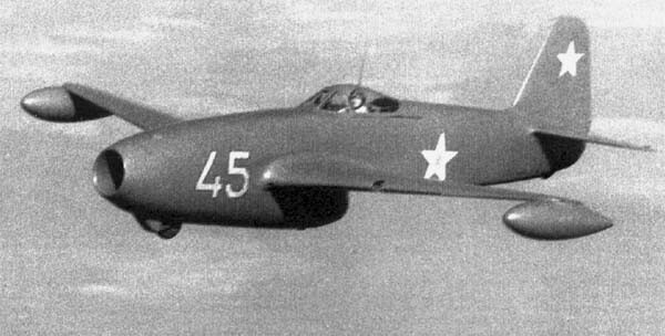 Yak-17 en vuelo