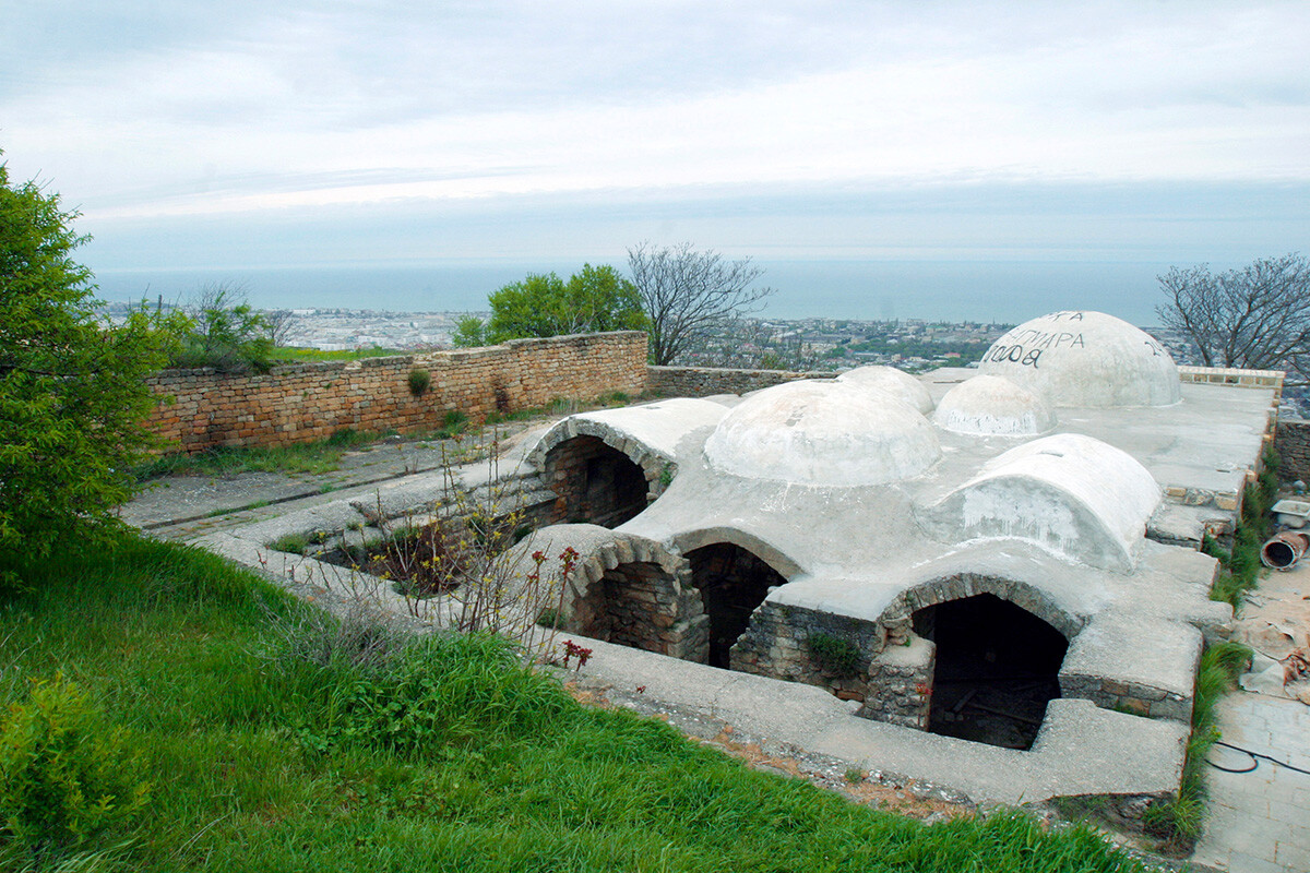 Ruins of the Khan Bath of the 17th-18th centuries in the Naryn-Kala Citadel in Derbent