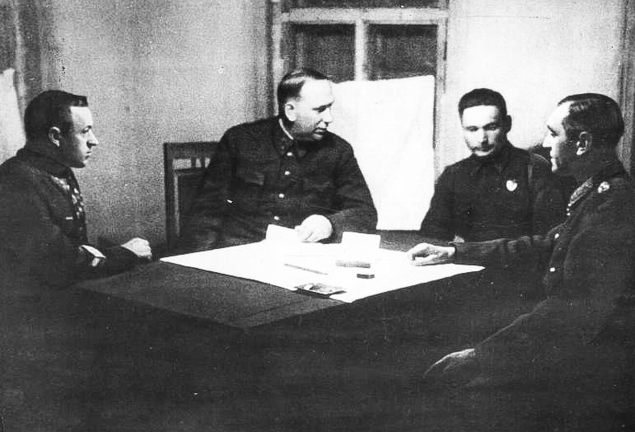Artilleriemarschall Nikolai Woronow (Mitte), ein Vertreter des Oberkommandos, und Generaloberst Konstantin Rokossowski (links), Befehlshaber der Donfront, verhören Feldmarschall Friedrich Paulus.