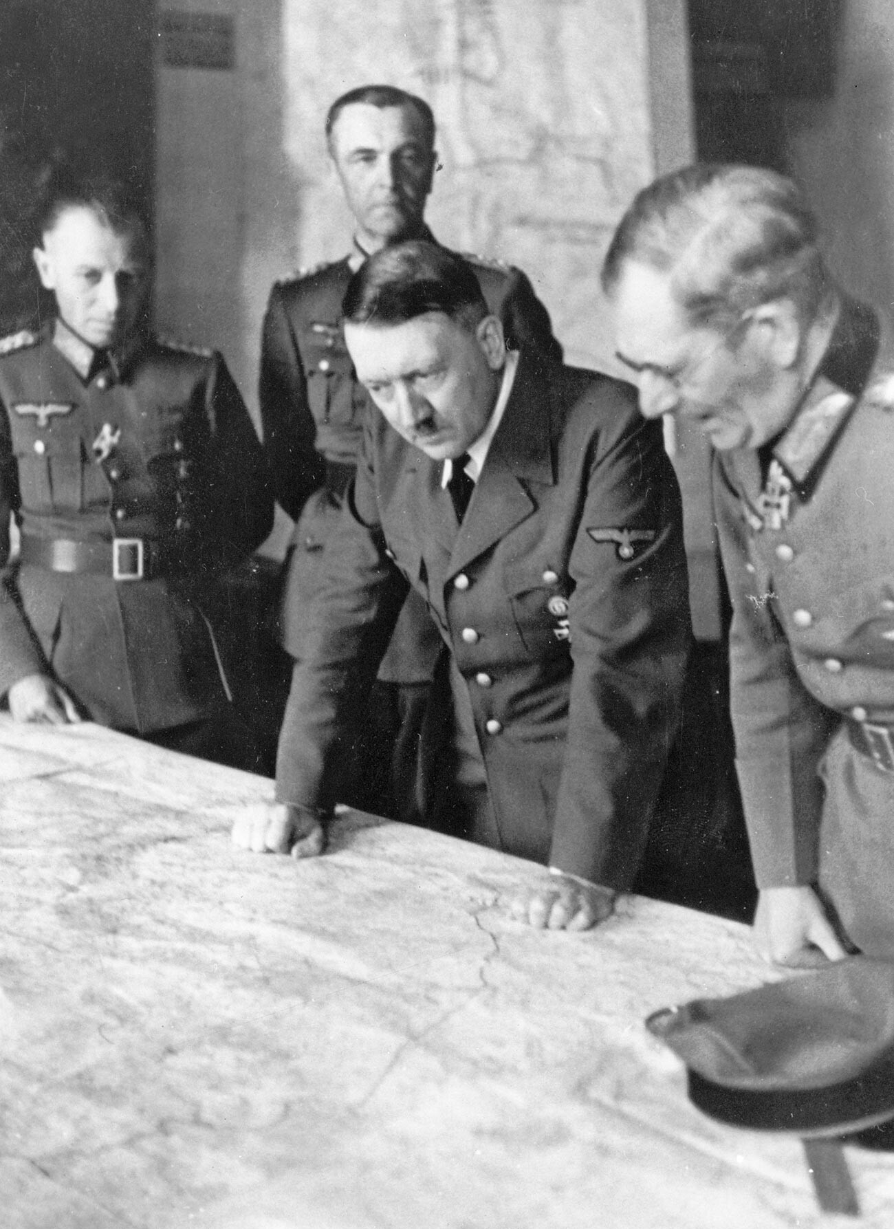 Hitler im Gesprächmit Generaloberst Maximilian Frhr. v.Weichs am Kartentisch; im Hintergrund die Generäle Adolf Heusinger und Friedrich Paulus (von links)