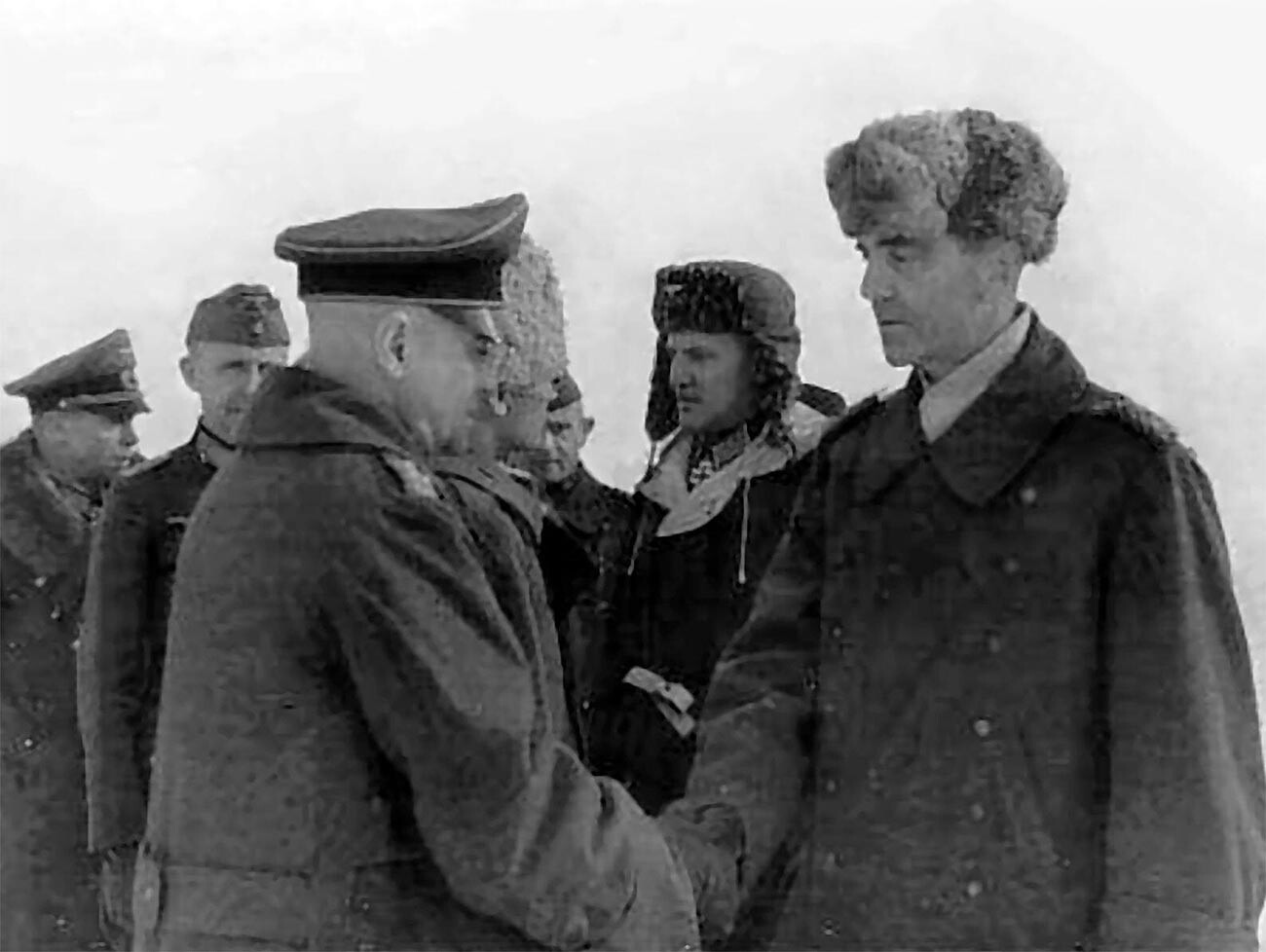 Feldmarschall Paulus trifft sich am 4. Februar 1943 mit Generaloberst Heitz und anderen deutschen Offizieren, die in Stalingrad gefangen genommen wurden.