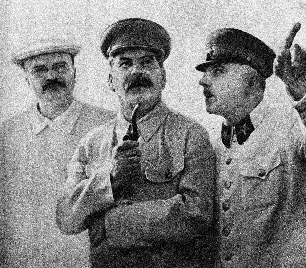 Viatcheslav Molotov, Joseph Staline et Kliment Vorochilov à l'aérodrome central, le 25 juin 1937
