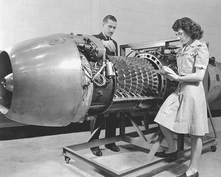 Inspeção de um motor Junkers Jumo 004 alemão nos EUA, 1946

