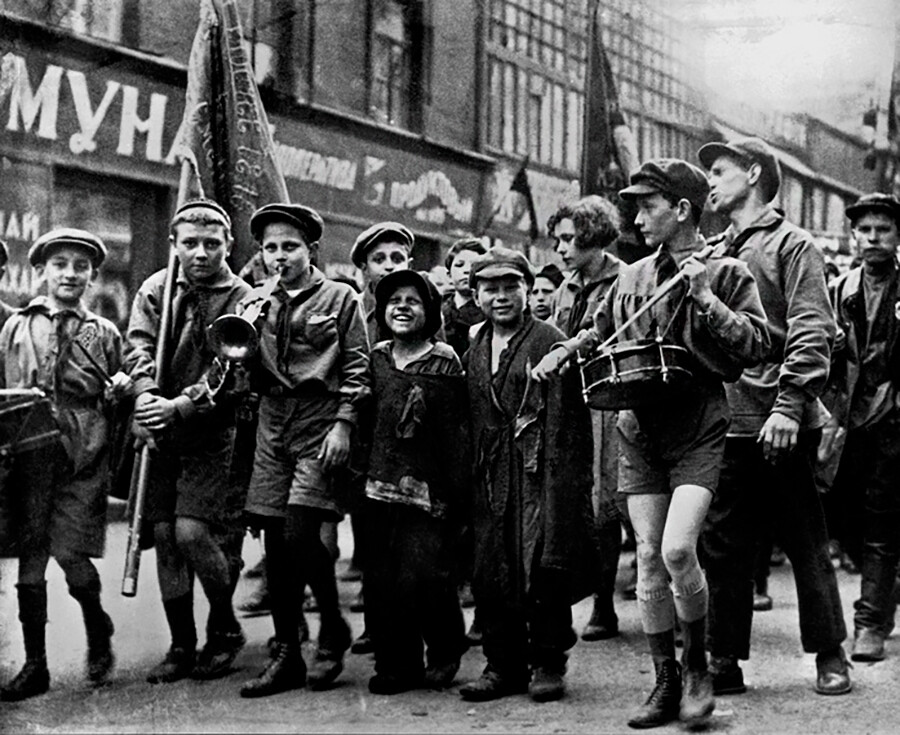 Des enfants de rue et des pionniers lors du défilé du 1er mai 1927